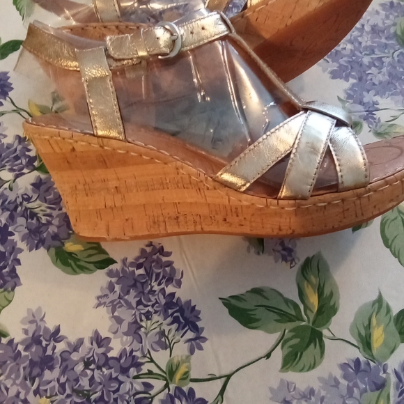 BORN LEATHER GOLD SANDAL, NWT - Picture 11 of 11
